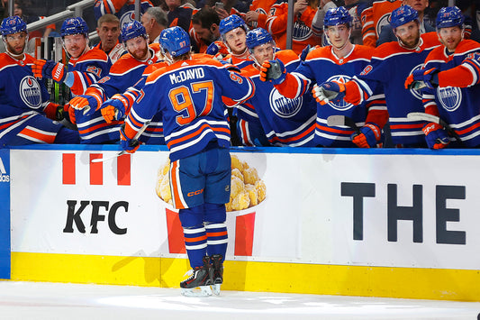 Connor McDavid Dépasse Wayne Gretzky pour le Plus Grand Nombre d'Assistances en Séries 🏒✨