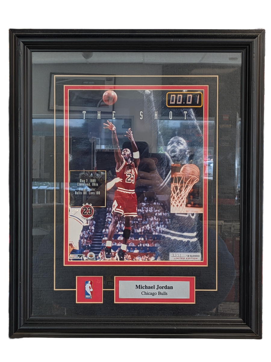 CADRE MICHAEL JORDAN #'d THE SHOT - BUZZER BEATER CHICAGO BULLS FRAMEWORK 14x17.5